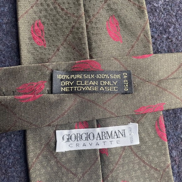 Giorgio Armani Men's Silk Neck Tie - Picture 5 of 5